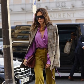 Zatímco loni pařížské ulice brázdila v podobně barevné kreaci. Ani tehdy jí v dlani nechyběla kabelka z vlastních zdrojů.