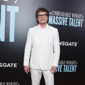 Když už oblek, tak jedině bílý nebo alespoň zajímavý. Tento spolu s botami pochází z dílny Fendi.