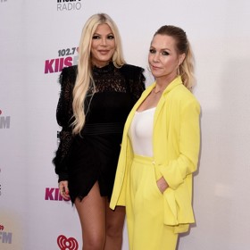 Jako den a noc působí Tori s Jennie na červeném koberci v kalifornském Carsonu, kde si užily další dámskou jízdu.