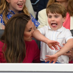 Princezna Kate to nemá jednoduché, reprezentativně totiž nemusí na oficiálních akcích vypadat jenom ona, ale i její tři děti George, Charlotte a Louis. A uhlídat tři čertíky, aby nezlobili, je opravdu oříšek. Třeba jako u příležitosti loňského platinového jubilea královny Alžběty II. Během slavnostní přehlídky se princeznin nejmladší potomek, čtyřletý Louis, začal viditelně nudit. Neustále vstával, vyplazoval jazyk a narušoval důstojnou atmosféru. V jednu chvíli se zdá, že dokonce neúmyslně udeřil mámu loktem do nosu.
