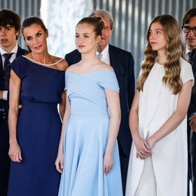 Princezna Leonor ale umí vynést oblečení i v opravdu královském stylu, jako například při červencových cenách Nadace princezny z Girony, které se předávaly v Barceloně. Budoucí královna má na sobě úchvatné nebesky modré midi šaty španělské značky Miphai s překříženým výstřihem. k tomu luxusní náušnice a velmi aktuální hladký drdol. Prostě krása!