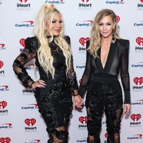 Jako například u příležitosti zářijového festivalu iHeartRadio Music v Las Vegas. Zatímco Jennie Garth předvedla dekolt v nápaditém černém overalu s transparentními nohavicemi, Tori Spelling vsadila na šaty z téhož materiálu. Obě se pak pochlubily zvlněnými účesy.