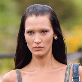 Na stejné přehlídce se s odbarveným obočím objevila i její sestra Bella. 