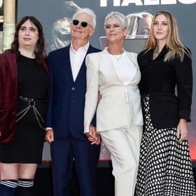 Jamie Lee Curtis na loňském snímku s celou rodinou. Zleva dcera Ruby, manžel Christopher Guest, Jamie a dcera Annie. I když si rodina prochází různými zkouškami, stále pevně drží při sobě.