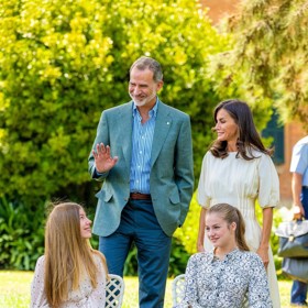 Princezna Leonor (vpravo dole) je dědičkou španělského trůnu, na němž momentálně úřadují její rodiče - král Filip VI. (55, vlevo nahoře) a královna Letizia (50, vpravo nahoře). Leonor má ještě mladší sestru Sofii (15, vlevo dole). Na společně focení v Barceloně oblékla květované košilové šaty Polin Et Moi a černé espadrilky na klínku, její sestra pak zvolila minišaty ze španělského řetězce Zara.