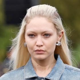Gigi Hadid na přehlídce Givenchy na podzim roku 2022. 