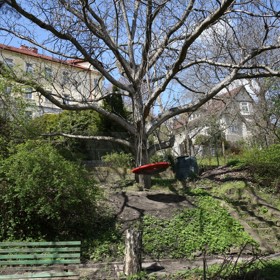 Součástí pozemku je prostorná romantická zahrada, kde Varhan rád hostí své návštěvy.
