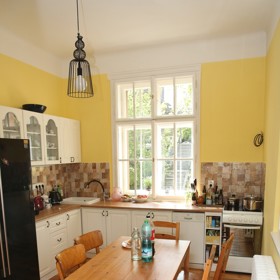 Kuchyň je poměrně klasická. Nechybí velký stůl, u kterého se celá rodina může sejít.