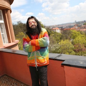 Výstřední hudebník Varhan Orchestrovič Bauer bydlí v prvorepublikové vile na pražském Smíchově.