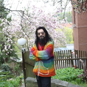 Výstřední umělec si nedokáže představit život v novostavbě.