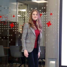 Leonor má vedle jiných předností, jako je uhlazené a sebevědomé vystupování, také vytříbený vkus, který zdědila po mamince Letizii, jedné z módních ikon nejen ve Španělsku. Do ústředí Červeného kříže v Madridu přišla koncem prosince v blejzru od Caroliny Herrery, červeném roláku Hugo Boss, námořnicky modrých kalhotách Unisa a balerínách stejné značky.