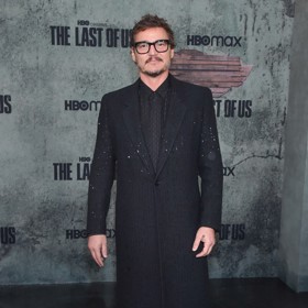 Pedro Pascal má vedle kardiganů velkou slabost i pro netradiční kabáty. Na prezentaci seriálu The Last of Us vynesl tento z dílny Yves Saint Laurent posetý flitry (114 000 Kč), klasickou košili z matného a lesklého hedvábí (30 600 Kč), černé kalhoty na míru (21 000 Kč) a černé boty na zip z lakované kůže (27 500 Kč). Vše YSL.