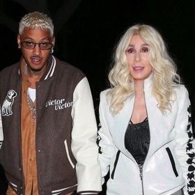 Zpěvačka za poslední dobu omládla, nejspíš i díky novému příteli. 