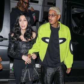 Po jejím boku nyní stojí o 40 let mladší hudební manažer Alexander Edwards (36).