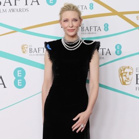 Na ceny BAFTA v únoru 2023 si vzala Cate Blanchett znovu šaty Maison Margiela, ale šaty měly lehce upravené rukávy a náhrdelník vyměnila za perly od Louis Vuitton. 