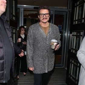 Koncem února ohromil Pedro Pascal v jednom ze svých příslovečných kardiganů. Tento stříbrný flitrovaný pocházel z kolekce 4SDESIGNS pro jaro/léto 2023. Outfit pak herec dotáhl k dokonalosti hnědým tričkem Commission z aktuální kolekce, dioptrickými brýlemi značky Andy Wolf a botami své oblíbené značky Adieu (10 000 Kč).