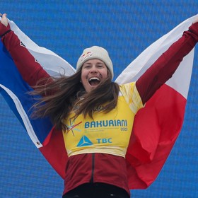 Eva Adamczyková ovládla šampionát v gruzínském Bakuriani a stala se opět mistryní světa ve snowboardcrossu.