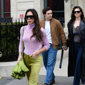 Limetkově zelené kalhoty doplnila letos v Paříži lila roláčkem a kabelkou ze své nejnovější kolekce.