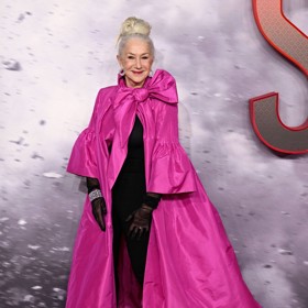 Helen Mirren s obří růžovou mašlí na premiéře filmu Shazam! Hněv bohů. 