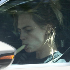 Série fotografií z konce srpna loňského roku, na nichž modelka vypadá strhaně, kouří nejen cigaretu, ale možná i vodní dýmku, a kape si do úst neznámou tekutinu, přiměla Caru Delevingne zamyslet se nad svým životem. Nastoupila do protialkoholní léčebny a podle svých slov je už čtyři měsíce čistá.