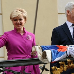 Brož s motivy lípy se objevila na fuchsiovém kostýmku od návrhářky Štěpánky Pivcové.