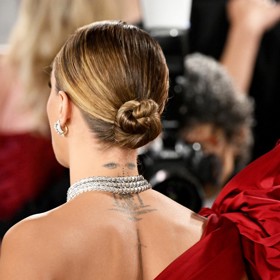 Výrazné šperky pocházely od značky Bulgari, o make-up se Caře postaral newyorský vizážista Hung Vanngo, o elegantní nízko posazený drdol pak vlasová stylistka Danielle Priano, která pečuje mimo jiné o herečku Jennifer Lopez nebo zpěvačku Dua Lipu.