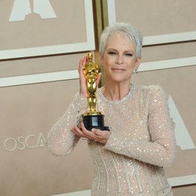 Herečka Jamie Lee Curtis získala v neděli svého prvního Oscara za roli ve filmu Všechno, všude, najednou. O sošce hovoří v třetí osobě množného čísla na počest své sedmadvacetileté transgender dcery Ruby.