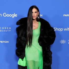 Demi Moore zvolila šifonové koktejlky ve svěží barvě Givenchy, které zpočátku skrývala pod pořádně huňatým černým kožíškem.