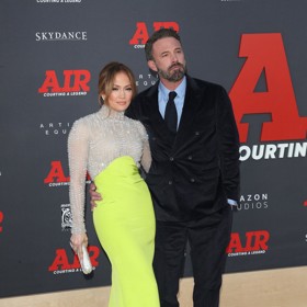 Hvězdný pár pózováním na červeném koberci na mnoho minut zaměstnal snímkuchtivé fotografy.