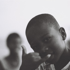 Říká, že se díky focení snáze seznamuje s místními.