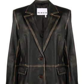 Outfitu dominuje kožené sako. To je vždy dobrou investicí. Pokud si chcete dopřát luxus, zkuste model značky Remain za 600 eur. Vydrží vám v šatníku po dlouhá léta.