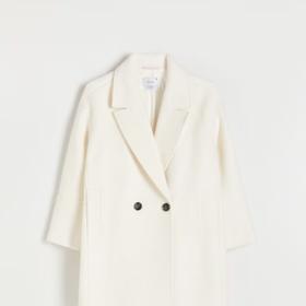 Prodloužený blejzr zkuste nosit rozepnutý a pásek pro tentokrát vynechte nebo jej noste se sukní. Hlubší fazona dává prostor pro ozdobu u krku, vázačku, fiží, nebo jen kousek sametové stužky uvázaný do dlouhé mašličky.  Prodloužený vlněný blejzr Reserved, 2 399 Kč