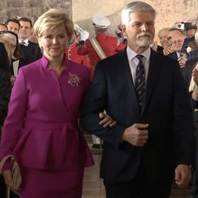 Komplet saka, sukně a peleríny pochází z dílny dvorní návrhářky a stylistky Evy Pavlové Štěpánky Pivcové.