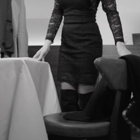 Kabát se nepřehazuje přes opěradlo židle. 