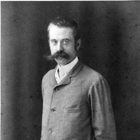 Architekt Stanford White měl zálibu v mladých dívkách a divokém sexu. Evelyn mu padla do oka také. Jednou se u něho probudila se zakrvácenými stehny...