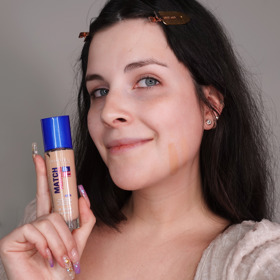 Častou chybu při výběru make-upu je volba nesprávného odstínu. Ten zkoušejte na přechodu mezi čelistí a krkem.