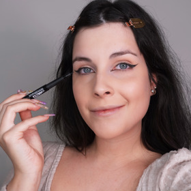 "Problematickou částí líčení bývají linky, obzvlášť pokud máte zapadlejší oko podobně jako já. Linku začínám líčit na otevřeném oku a nemaluji přes celé víčko, protože tím bych vytvořila ještě více zapadlý efekt oka," říká Diana Vitikačová.