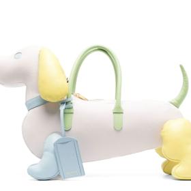 Kolekce rodilého Newyorčana ale zahrnují i jiné živočišné druhy. Jeho kousky potěší třeba milovníky jezevčíků. Cena: 2 240 dolarů