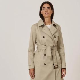 Existuje-li jeden kousek, který ve vašem šatníku přetrvá na věky, je to rozhodně klasický trenčkot. Tchibo, 2 990 Kč