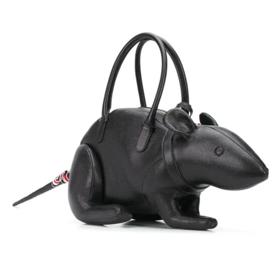 Došli holubi? Na řadě je krysa. Ta, kterou navrhuje Thom Browne, je z luxusní telecí kůže a stojí 3 500 dolarů.