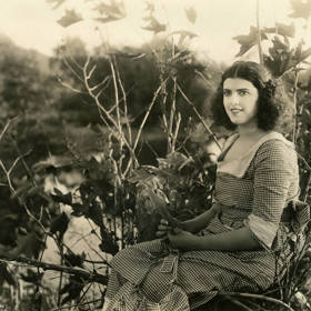 Nadějná herečka Virginia Rappe měla zemřít poté, co byla znásilněna komikem Fattym Arbucklem. Zatčený sice byl, nakonec ho ale propustili. Udělal to, nebo byl pachatelem někdo jiný?