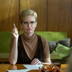 Mimo zubní náhradu si musela poradit také s cigaretou v ústech.