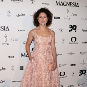 Martha Issová oblékla na sobotní slavnostní večer něžné šaty od své oblíbené značky Chatty. Návrhářské duo Radka Sirková a Anna Tušková jí růžové šaty ušilo na míru. 