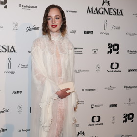 Nádherný model návrhářky Zuzany Kubíčkové oblékla Denisa Barešová. Bílé šaty z krajek spojené s průhledným pláštěm s volány. 