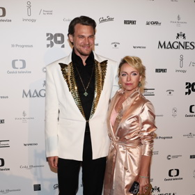 Co se týče dress codu black tie, zde platí, že má mít muž smoking a bílou košili. Jak vidíte na snímku, Dyk má košili černou a rozhalenou bez motýlku a sako bílé. Kreativně skvělé, ale proti black tie jsou i bílé ponožky, ač ladí k saku.