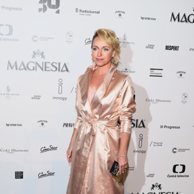 Tatiana Dyková se při příchodu nechala fotit v trendy metalickém kabátu. 