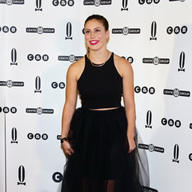 Eva dokáže být okouzlující nejen na svahu. Takhle jí to slušelo ve velké večerní na Plese v Opeře.