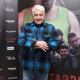 Herec Jiří Krampol oblékl na premiéru svého filmu Bastardi 4: Reparát flanelovou košili a kontrastní červené tenisky.