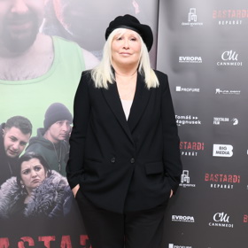 Hvězda Kameňáku Hana Čížková zvolila pánský styl - zahalila se do černého obleku, který korunovala baretem.