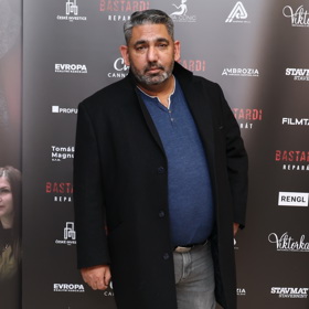 Zdeněk Godla si ve filmu také zahrál. Oblečení na premiéru ale podcenil. V džínách a svetru, ze kterého mu koukalo břicho, za hvězdu bohužel nebyl.